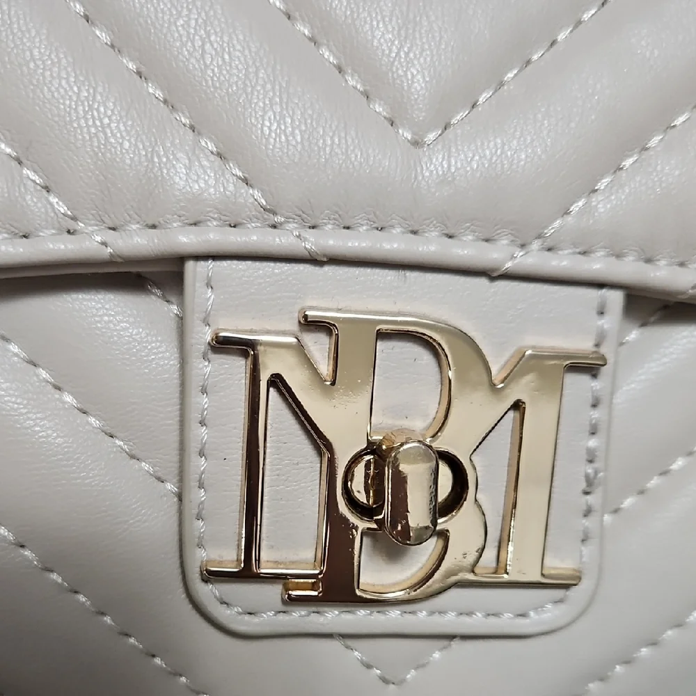 Elegant White Quilted Shoulder Bag - Picture 2 of 5